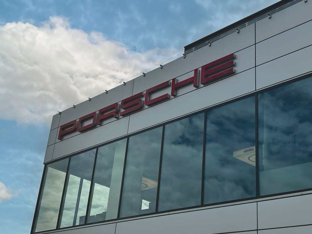 Enseigne PORSCHE Experience Center du Mans